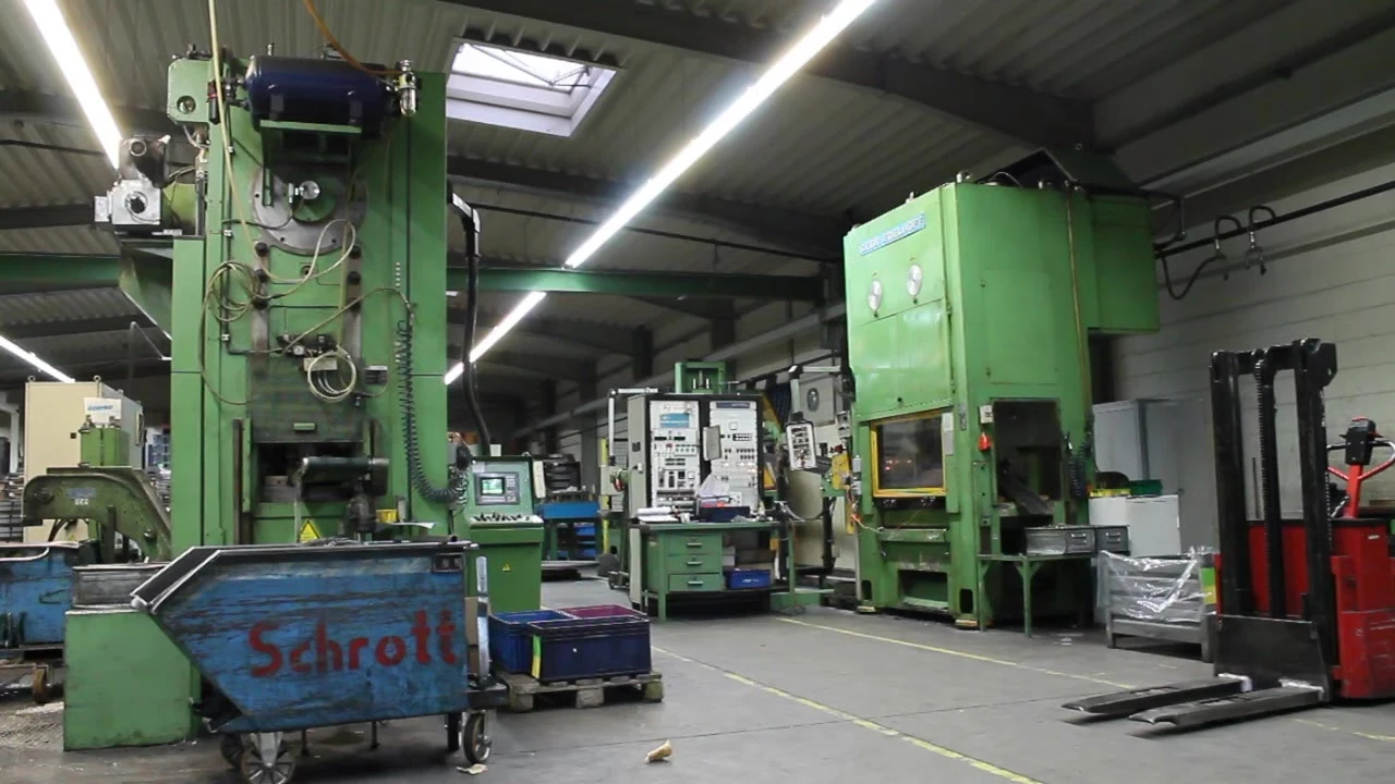 Stanzautomaten und Stapler in der Fertigungshalle