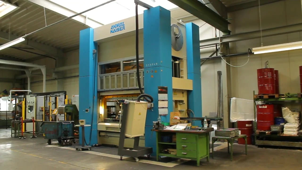 Blick in die helle Pressenhalle der baco Metallwaren GmbH