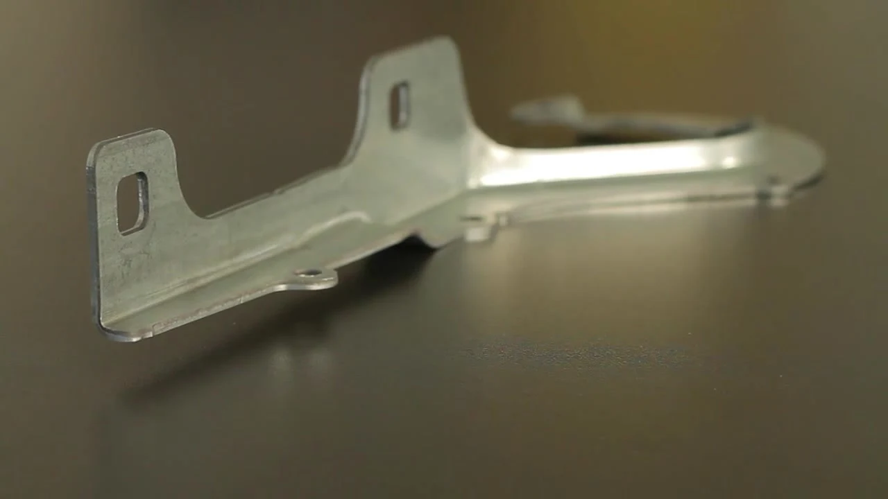 Langes Stanzbiegeteil aus verzinktem Stahl, Szene aus dem Imagefilm