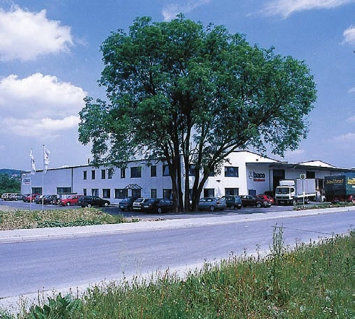 Firmengebäude der baco Metallwaren GmbH in Neuenrade im Sommer