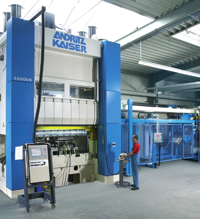 Mitarbeiter an der Stanzanlage mit 5000 kN Presskraft